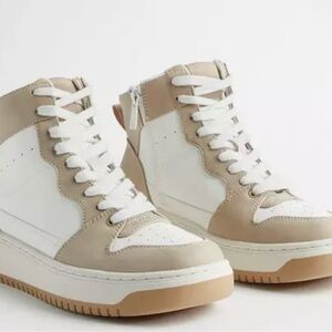 Extra WW fit gives you extra wide width and extra room around your whole foot.